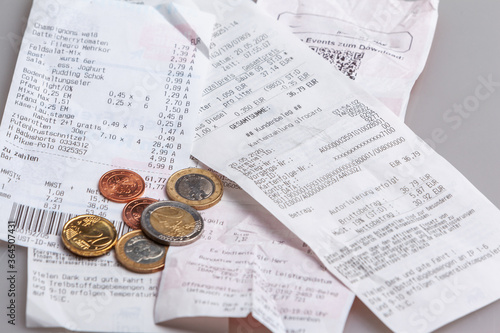 Kassenzettel mit Bargeld , Euro Münzen