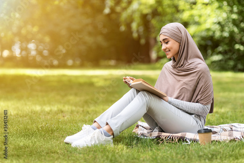 Cuadro en lienzo Relaxed muslim woman enjoying weekend at park