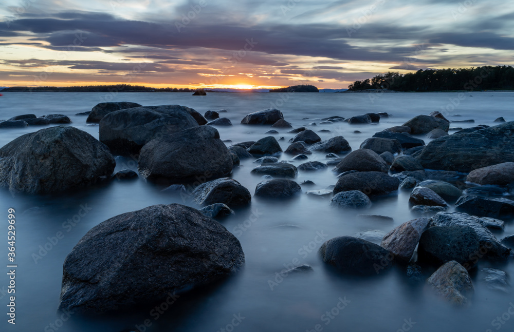 Obraz premium Widok na Oslofjord z plaży w okolicy miejscowości Larkollen w Norwegii