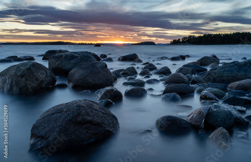 Widok na Oslofjord z plaży w okolicy miejscowości Larkollen w Norwegii