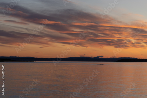 Widok na Oslofjord z plaży w okolicy miejscowości Larkollen w Norwegii