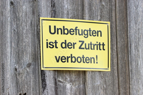 Zutritt verboten Schild an Scheune Stadel Schuppen