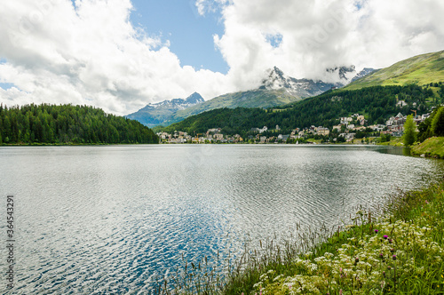 St. Moritz  St. Moritzersee  Uferweg  Wanderweg  Oberengadin  Alpen  Piz Julier  Graub  nden  Seeufer  Wassersport  Malojawind  St. Moritz Bad  Sommer  Schweiz