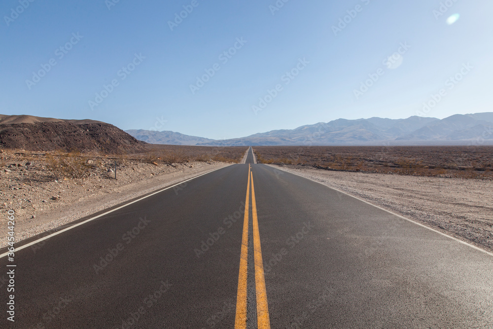 carretera en el desierto del death valley con lineas amarillas carretera en el desierto del death valley con lineas amarillas