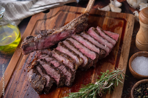 Εκτύπωση καμβά grilled tomahawk steak on wooden board