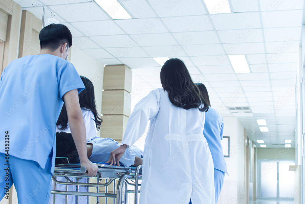 Obraz premium Medical team working in rush to take emergency patient to operation