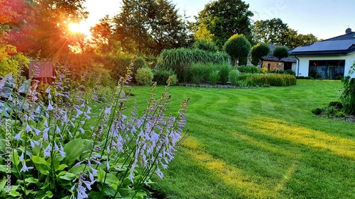 Piękny letni ogród, Ogród o zachodzie słońca