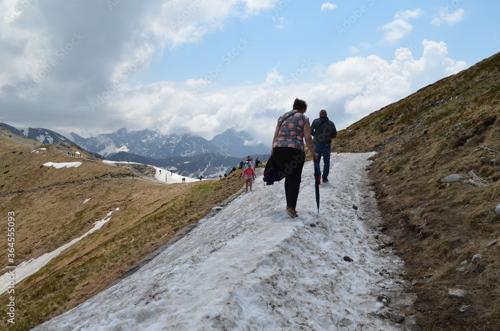 Kasprowy Wierch, zasnieżony szlak wczesnym latem, turyści, Polskie Tatry