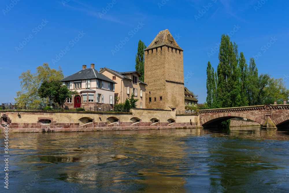 Obraz premium Canal side view of the historical part of Strasbourg. 