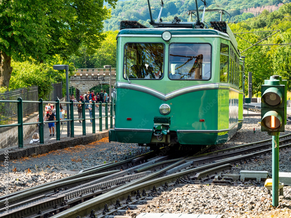Fototapeta premium Drachenbergbahn, historische Zahnradbahn bei Königswinter (Rhein)
