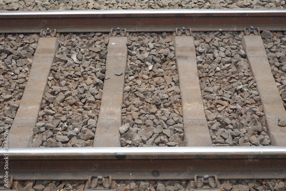 Vías de tren con traviesas de hormigón Vías de tren con traviesas de hormigón
