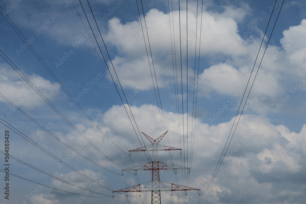 Hochspannungsleitung vor bewölktem Himmel in Bremen Hochspannungsleitung vor bewölktem Himmel in Bremen