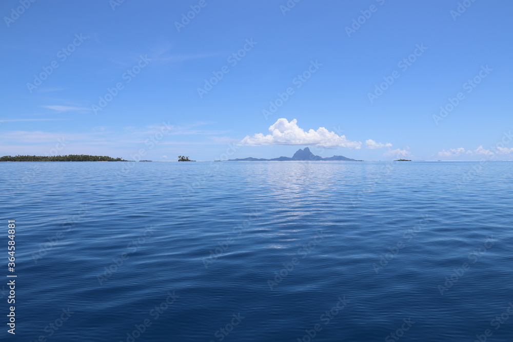 Bora Bora vue depuis le lagon de Taha'a, Polynésie française