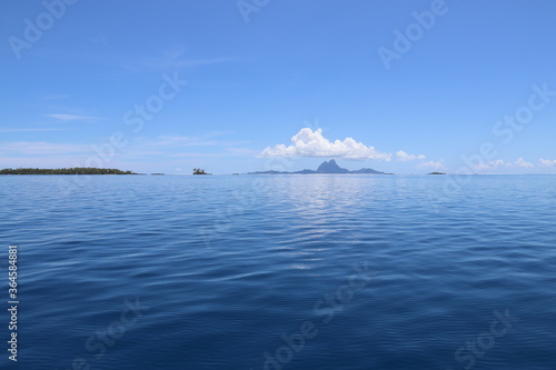 Bora Bora vue depuis le lagon de Taha a  Polyn  sie fran  aise