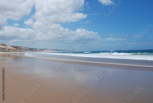 Pusta plaża w słoneczny dzień nad oceanem Indyjskim w Mozambiku