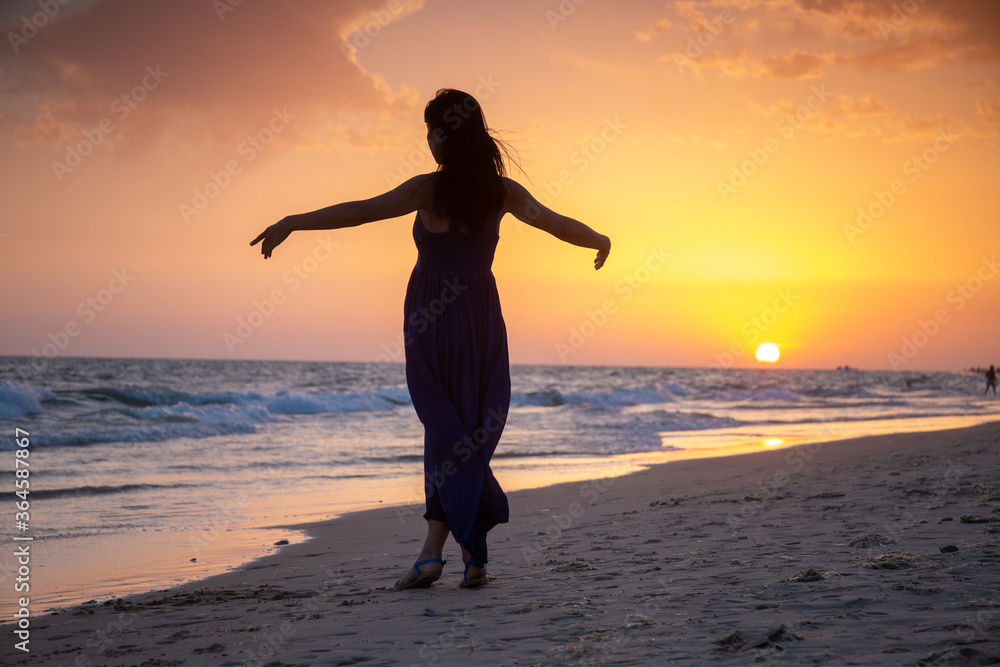 Chica vestido puesta de sol playa