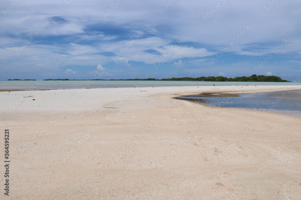 Plage de sable rose à Rangiroa, Polynésie française