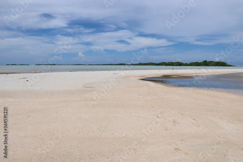 Plage de sable rose à Rangiroa, Polynésie française