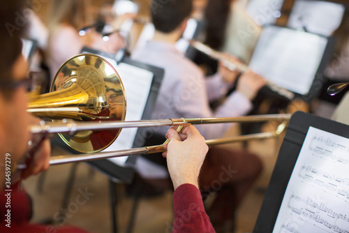 Canvastavla Trombonist performing