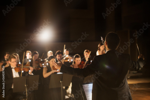 Photo Conductor leading orchestra