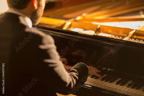 Fototapet Pianist performing