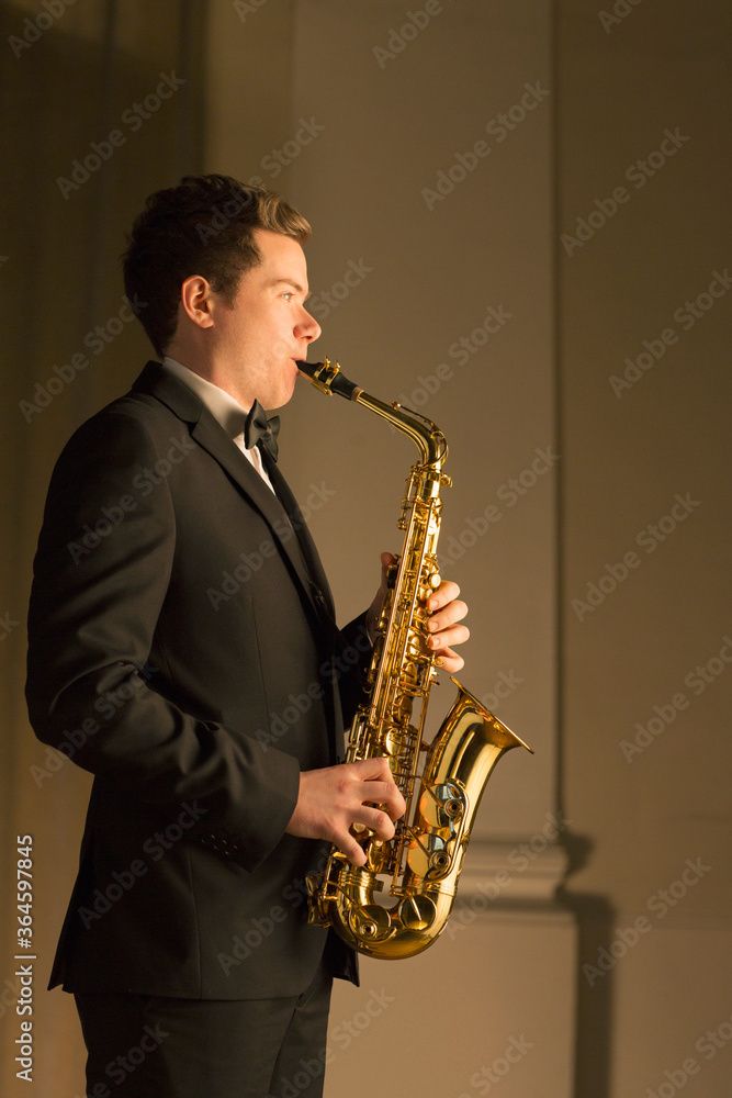 Obraz premium Saxophonist performing