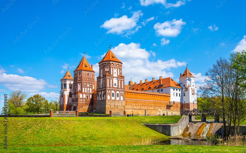 Obraz na płótnie Grand view to Castle of Mir, Minsk Region, Belarus w salonie