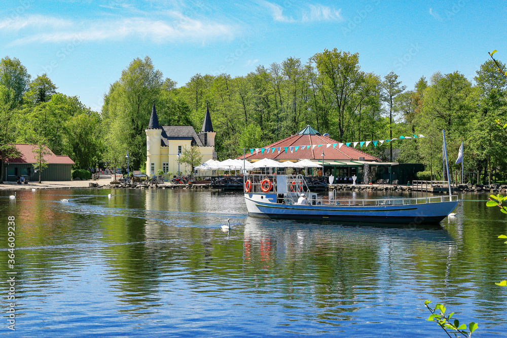 Obraz premium Insel Schlösschen und Ausflugschiff Patschel am Hariksee am Niederrhein