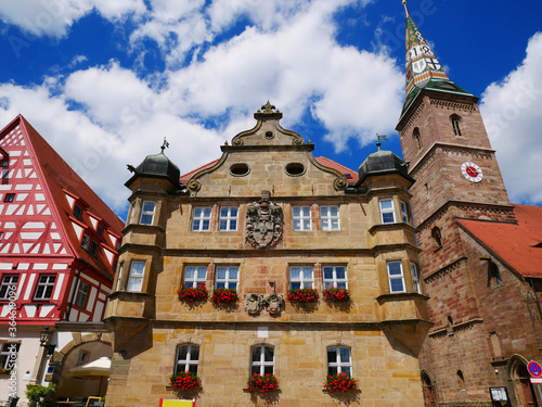 Wolframs-Eschenbach Liebfrauenmünster Kirche Deutschordenschloss Rathaus Fachwerkhaus Franken Mittelfranken Bayern  Kirchturm glasierte Keramik Ziegel Wappen  farbig Europa Mittelalter 1468 Blumen photo