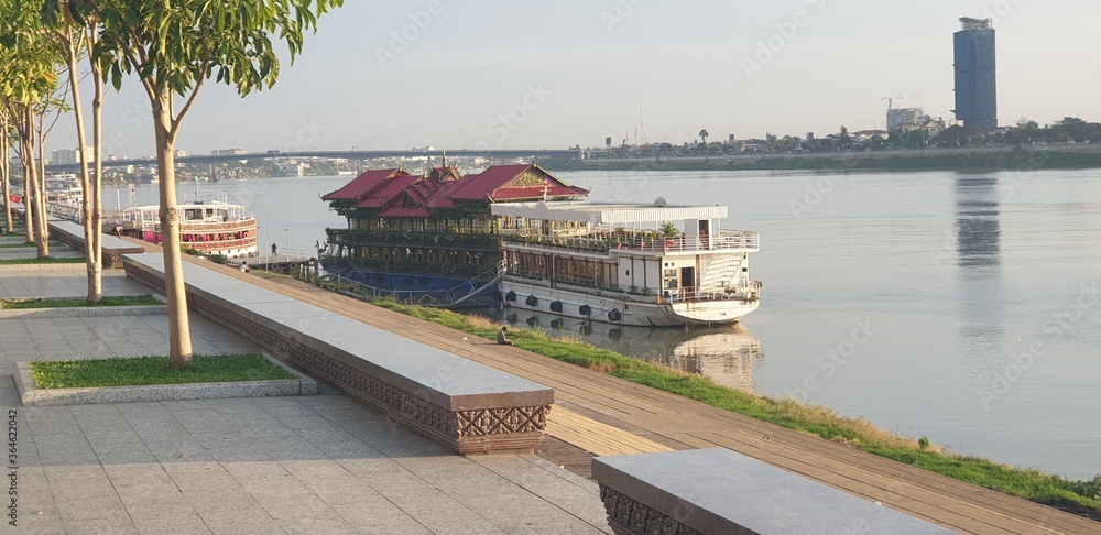 Mekhong Riverside at Phnom Penh mit grossem Schiffrestaurant (Chinese)