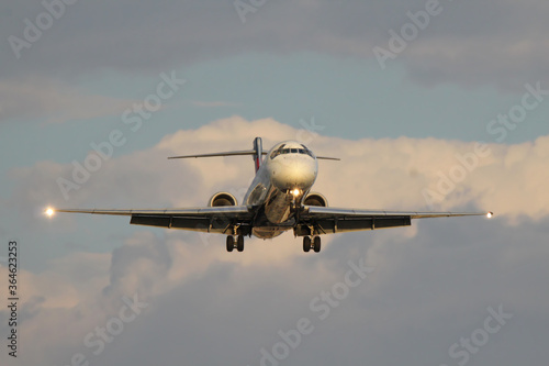 Boeing 717 on short final for landing