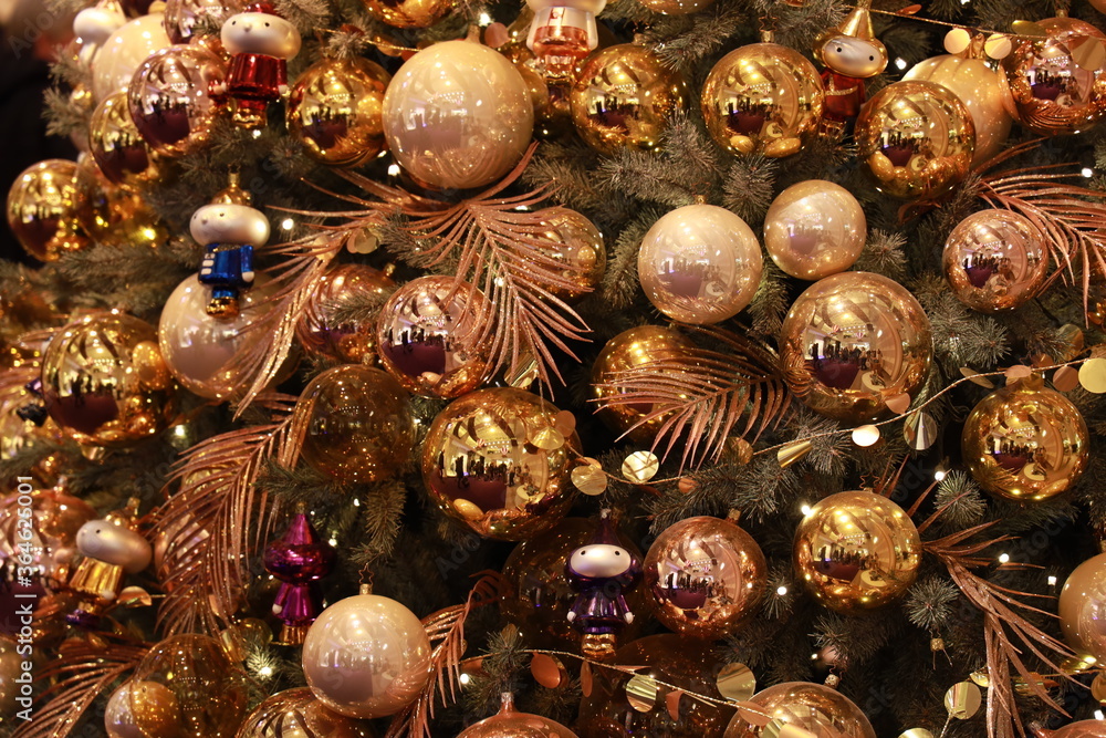 Obraz premium Golden ball decorations on a Christmas tree