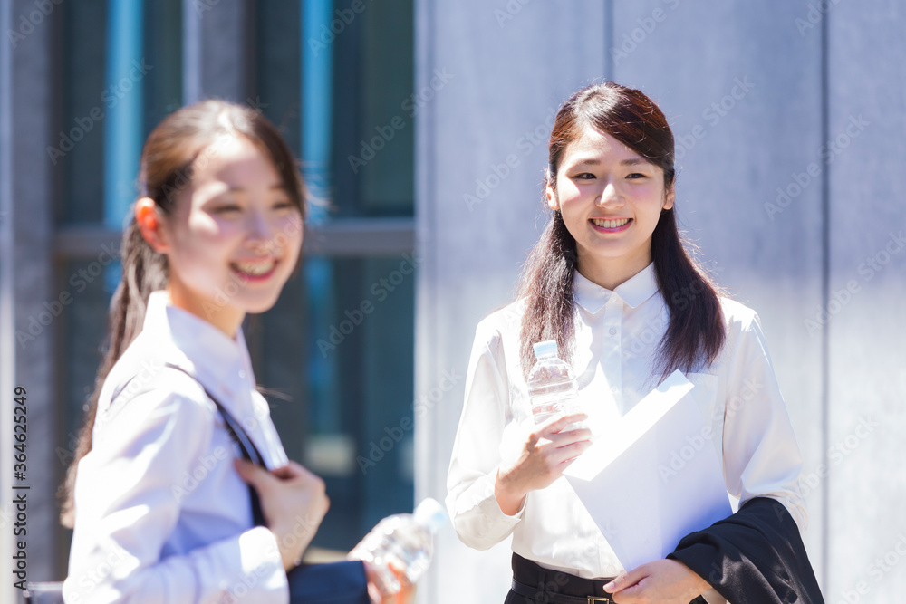 水を持った就活生 水を持った就活生