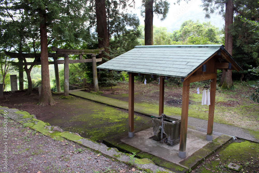 The gate of Motomuratenmanten Jinja and the washing pavilion at a Japanese shrine in Beppu, Japan The gate of Motomuratenmanten Jinja and the washing pavilion at a Japanese shrine in Beppu, Japan