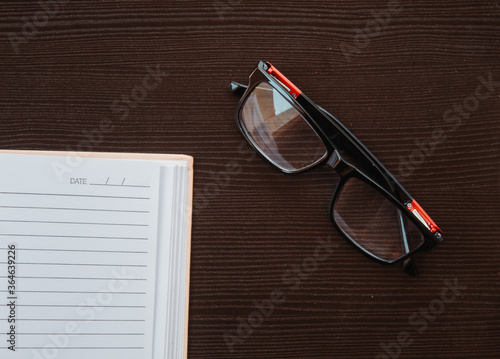 Foto Glasses on top of the book