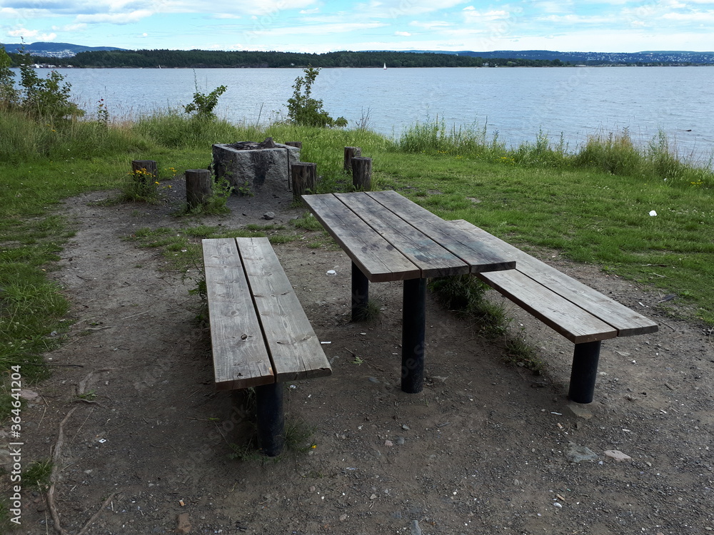 Φωτογραφία Landscape with a wooden bench and a view of the blue sky and the sea - Oslo, For