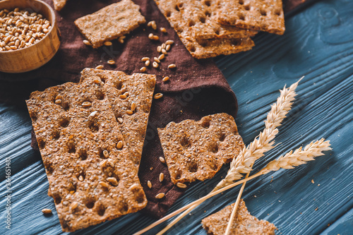 Photography Rye crispbreads on wooden table