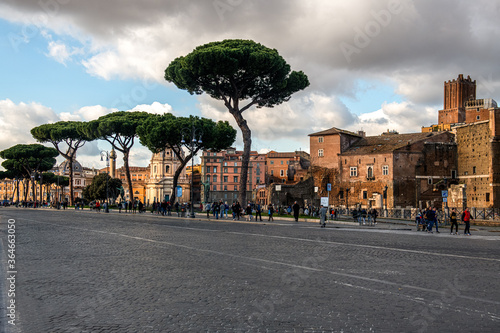 Rzymska ulica na tle pochmurnego letniego nieba