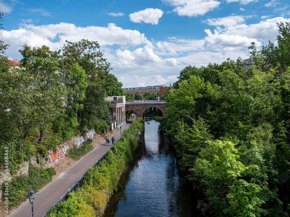 Fototapeta premium Karl-Heine-Kanal im Plagwitz Leipzig in Ostdeutschland