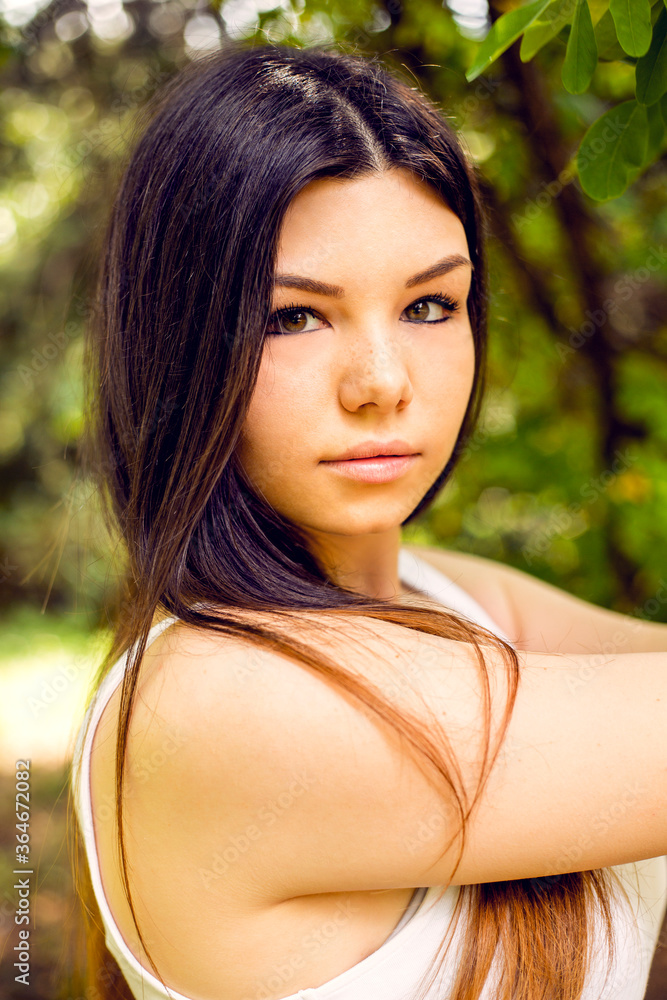Naklejka premium Long haired beautiful woman natral portrait summer time