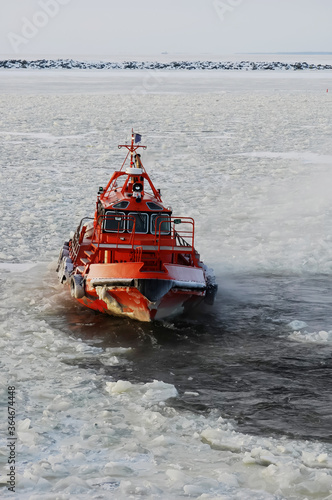 Finland  : An Little Icebreaker Is Breaking Ice © ching