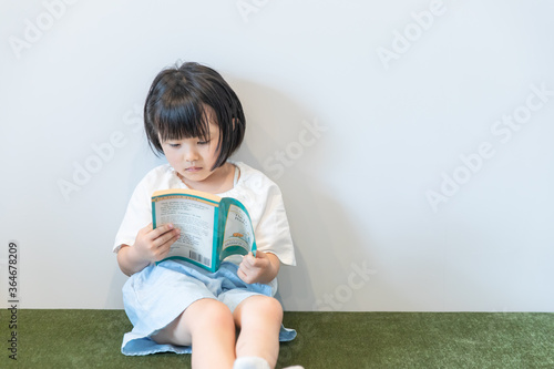 小さい女の子が本を一人で読んでいる girl 虐待 kids