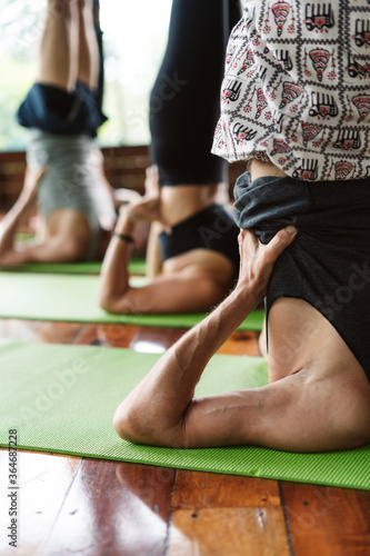 Obraz na płótnie Group Of People Practicing Yoga In Class. w salonie