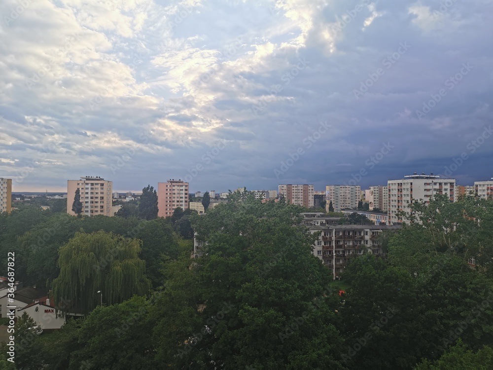 widok z okna, chmury, duże miasto
