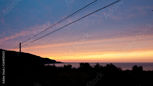 電線と電柱が郷愁を誘う日本海の夕焼け