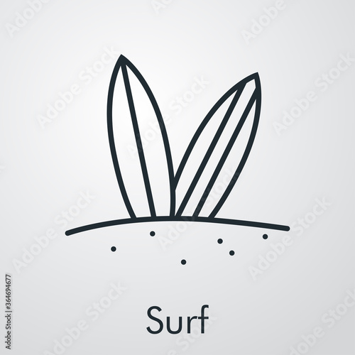 Icono plano lineal tablas de surf en la arena de la playa en fondo gris