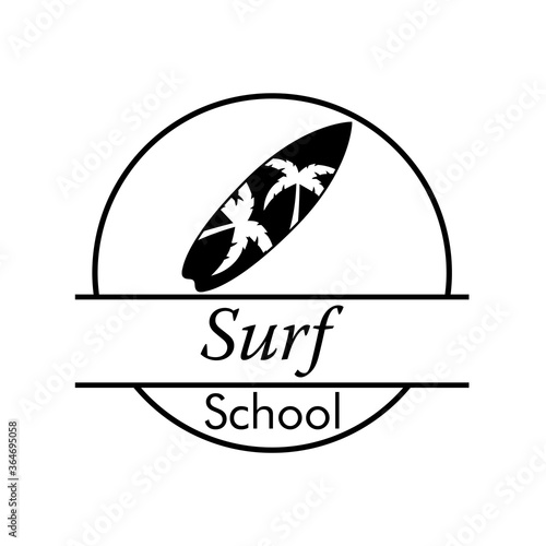 Concepto aprender a surfear. Logotipo con texto Surf School con tabla de surf decorada con palmeras en círculo en color negro