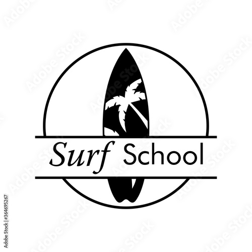 Concepto aprender a surfear. Logotipo con texto Surf School con tabla de surf decorada con palmeras en círculo en color negro