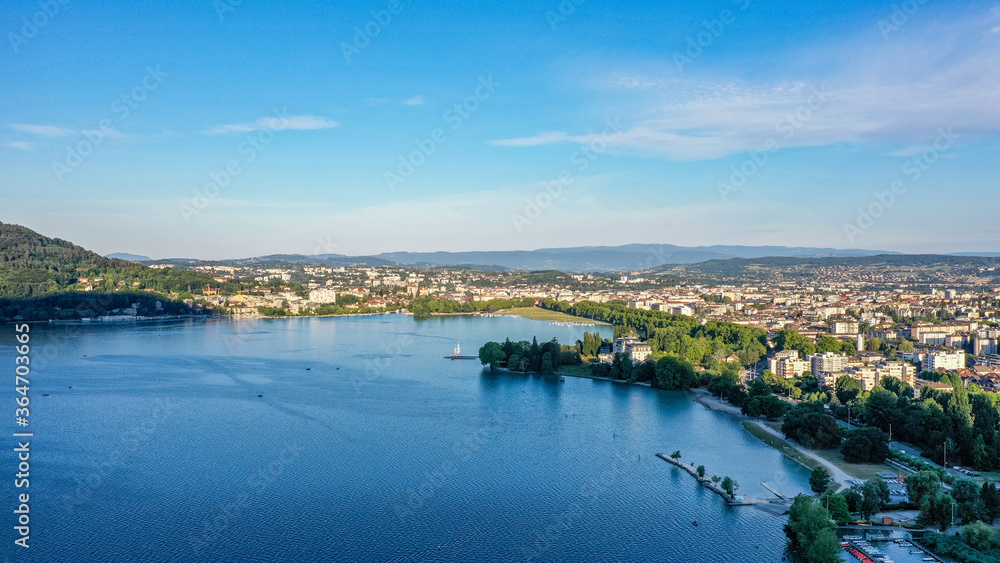 Vue aérienne d'Annecy depuis le Lac
