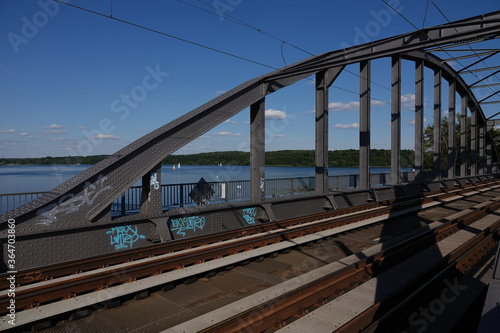 Bahngleise auf einer Brücke